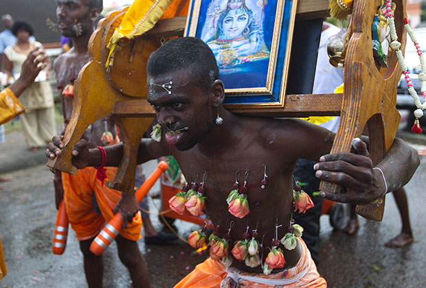 Мужчина с пирсингом на фестивале Тайпусам в Чатсворте, неподалеку от Дурбана