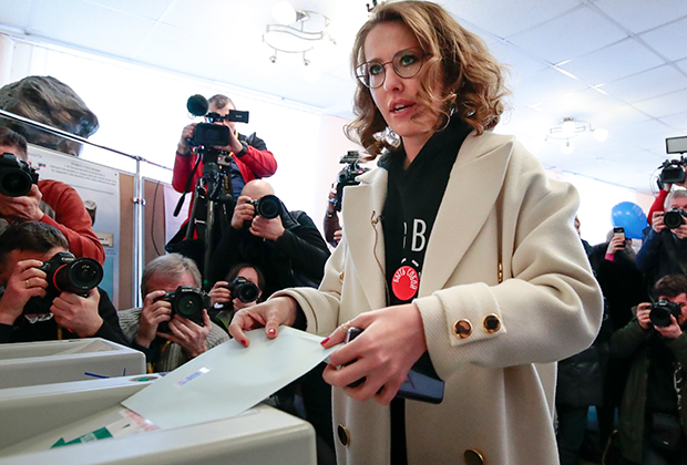 Кандидат в президенты от партии «Гражданская инициатива» Ксения Собчак проголосовала в Москве, проверив, как работает новая система голосования по месту нахождения