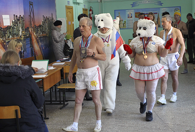 В Барнауле на избирательный участок явились полуголые участники клуба зимнего плавания «Полярный медведь»