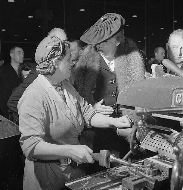 Элеонора Рузвельт разговаривает с женщиной-машинистом во время тура доброй воли по Великобритании.