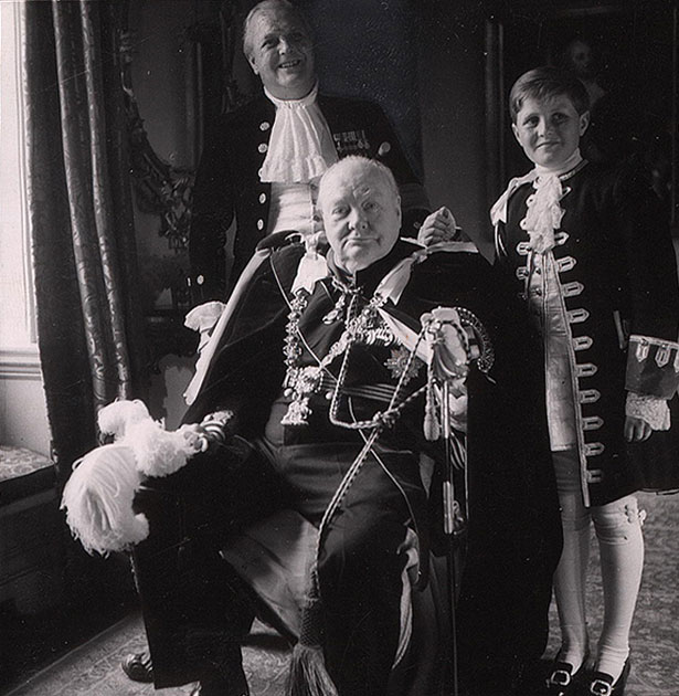 Сэр Уинстон Черчилль, его сын Рэндольф и внук Уинстон в парадных одеждах.