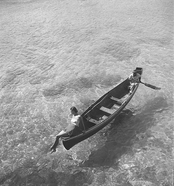 Модель на корме лодки в Монтего-Бей на Ямайке. Ноябрь 1946 года.