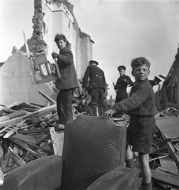 После бомбежки Лондона во время Второй мировой войны.