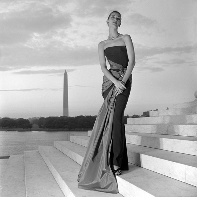 Фотомодель позирует в вечернем платье на ступеньках Мемориала Джефферсона на фоне Приливного бассейна и Монумента Вашингтона. Июль 1952 года.