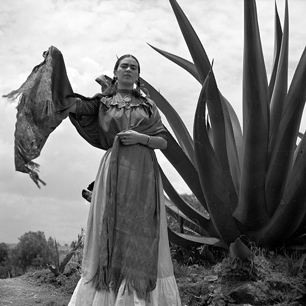 Художница Фрида Кало стоит рядом с большой агавой. Фотосессия для журнала Vogue под названием «Сеньоры Мексики», 1937 год.