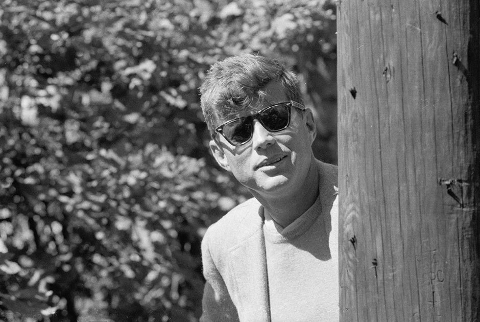 Джон Ф. Кеннеди в солнечных очках. Сентябрь 1957 года.