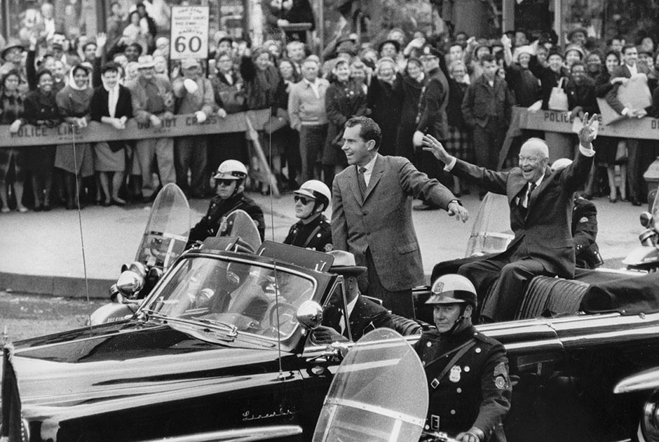 Ричард Никсон и Дуайт Эйзенхауэр едут в открытом кабриолете во время президентской кампании Никсона в ноябре 1960 года.