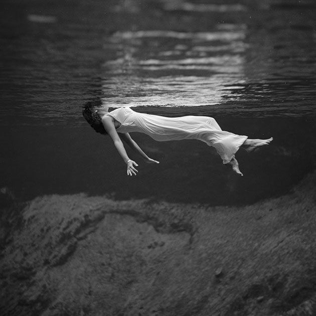 Женщина лежит в водах источника Уики Уэши Спринг во Флориде, 1947 год.