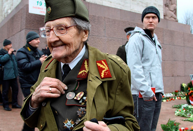 Ветеран латвийского полка легионеров СС во время шествия в Риге