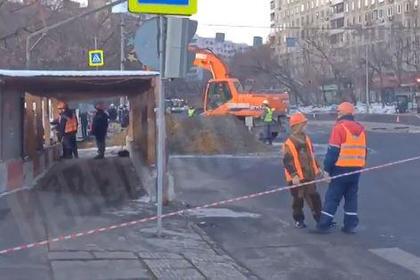 При строительстве метро в Москве провалилась дорога