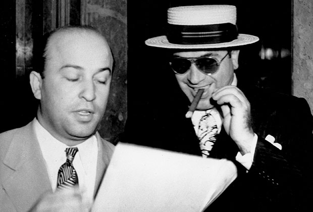 Аль Капоне слушает своего адвоката Эйба Тейтельбаума, который зачитывает ему обвинения в неуплате налогов