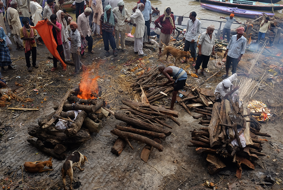 У гхата Маникарники (выход к воде на берегу священной Ганги), главного индийского крематория, одновременно сжигают 6-7 тел.