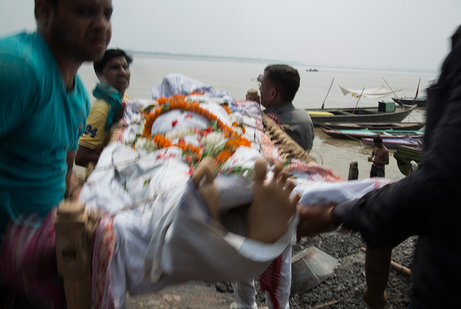 Родственники усопшего несут тело к воде священной Ганги, чтобы произвести омовение усопшего перед сожжением. В ритуале принимают участие все члены семьи.