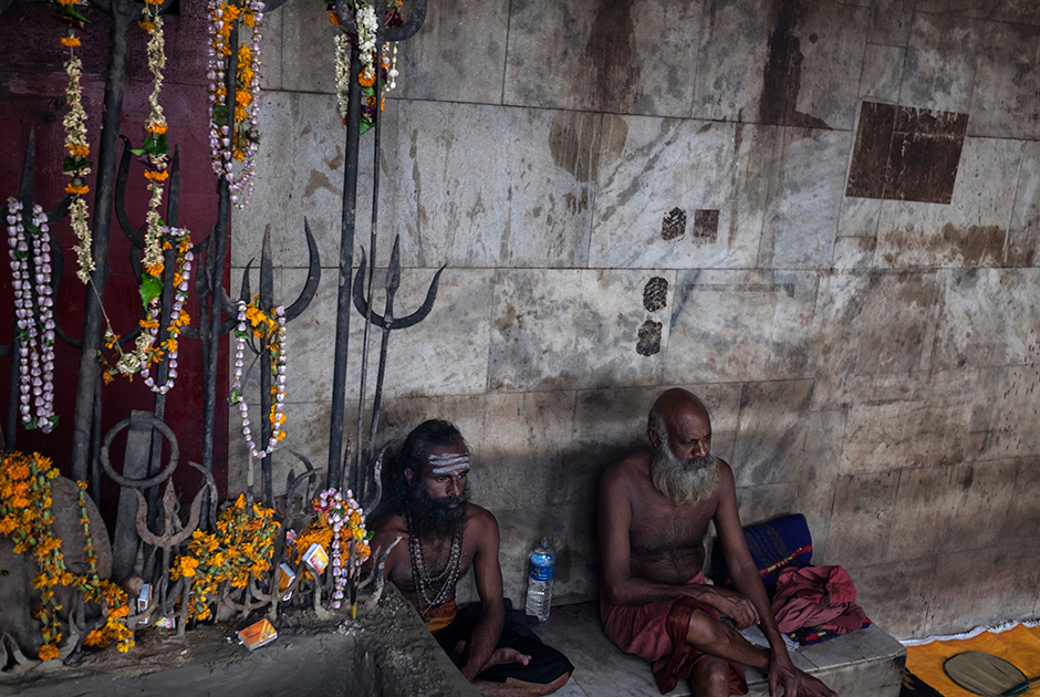 Люди агхори в храме на Маникарнике.