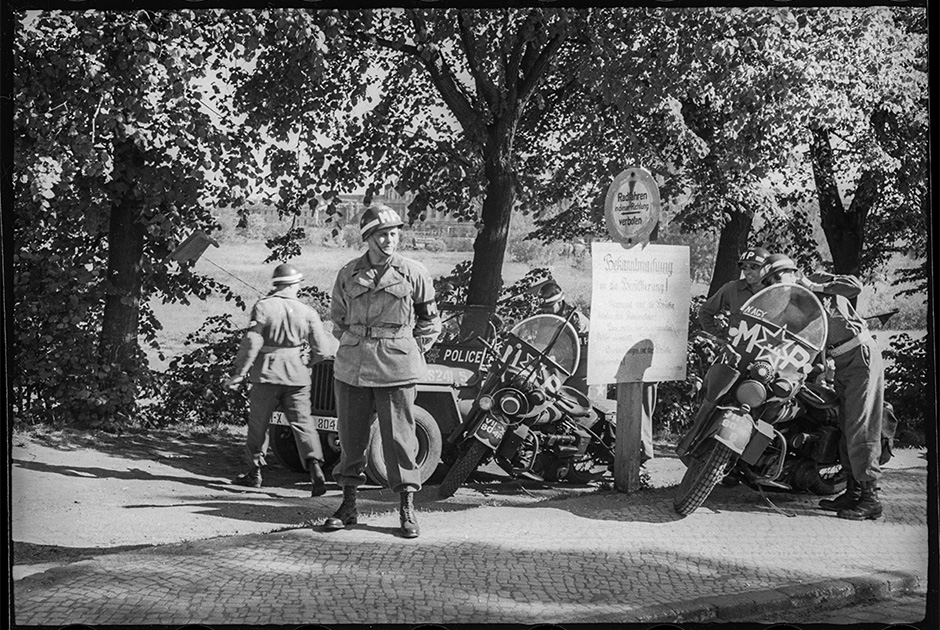 На демаркационной линии между американской и советской зонами оккупации Германии. 25 мая 1945 года.