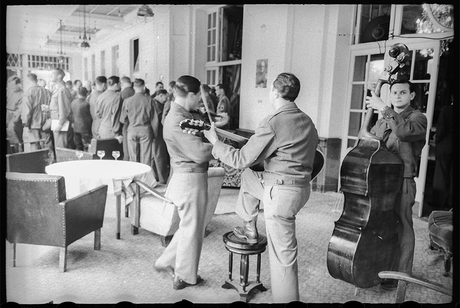 В холле гостиницы для американских офицеров. 25 мая 1945 года.