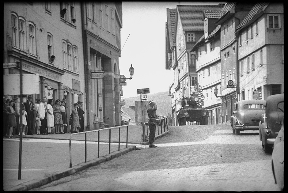 По улицам немецких городов, занятых американцами, едут офицеры Красной армии. 25 мая 1945 года.
