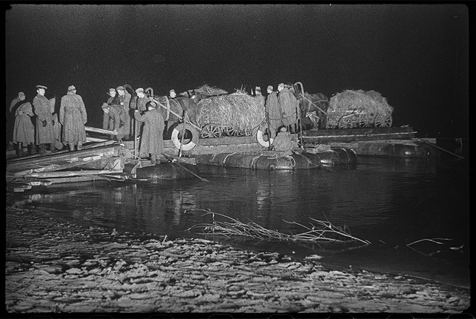 Ночная переправа через Днепр на пароме. Белорусский фронт, ноябрь 1943 года.