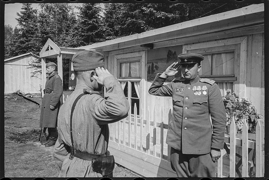 В лагере N-го артиллерийского Краснознаменного ордена Суворова и ордена Кутузова полка. Командир полка — гвардии подполковник Юдин В.А. отдает приказание дежурному офицеру. 1-й Украинский фронт, 25 мая 1945 года.