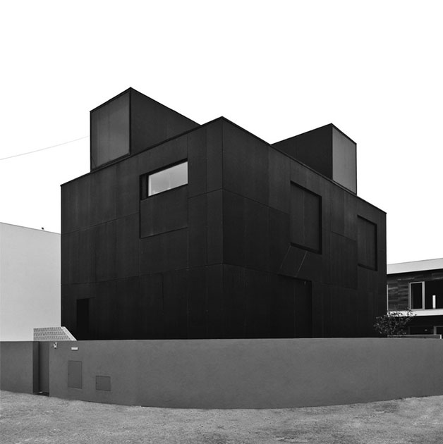 Как и все предыдущие герои нашей подборки, португальский FFAT house внутри как раз светлый. А вот снаружи — просто воплощение тьмы. По замыслу архитекторов, угольно-черный фасад, выполненный из фенольной фанеры, символизирует максимальную защиту от внешнего мира.
