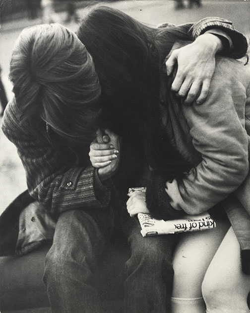 Вашингтон-Сквер-парк (сидящая пара с газетой), около 1965 года