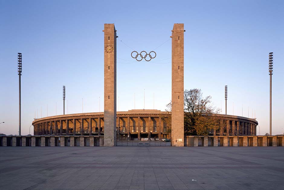 Еще один нацистский мегапроект — стадион на на 86 000 мест в Берлине. Спорткомплекс  примыкал к Майскому полю, где проходили массовые митинги НСДАП. 

Построенный по проекту архитектора Вернера Марха стадион принял в 1936 году летнюю Олимпиаду. Церемония открытия игр транслировалась в прямом эфире, а сами состязания стали материалом для фильма Лени Рифеншталь «Олимпия». 