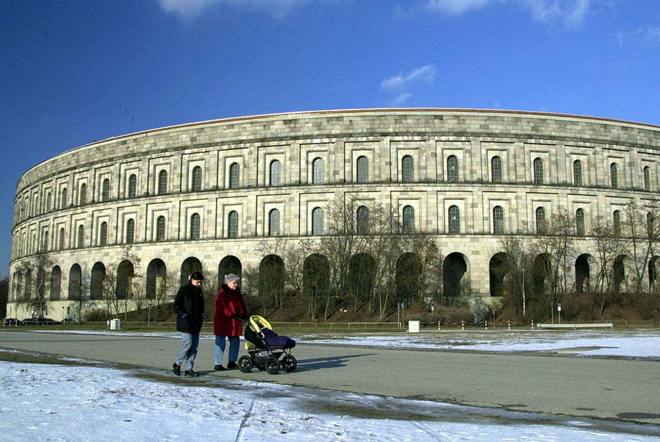 Зал собраний — это самое большое сохранившееся сооружение нацистской эпохи. Здание строилось по проекту  нюрнбергских архитекторов Людвига и Франца Руффов. Зал собраний был рассчитан на 50 тысяч человек. 