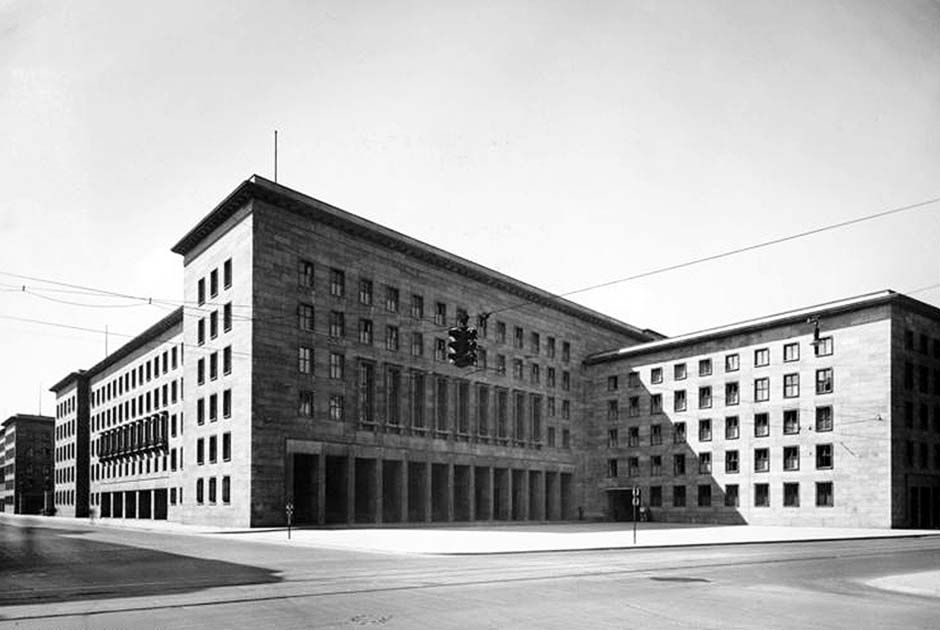 Нацистская архитектура тяготела к гигантским масштабам. Имперское министерство авиации Германии долгое время было самым большим офисным зданием в Берлине. В административном комплексе находилось более двух тысяч служебных помещений, включая, разумеется, и кабинет министра авиации Германа Геринга. 