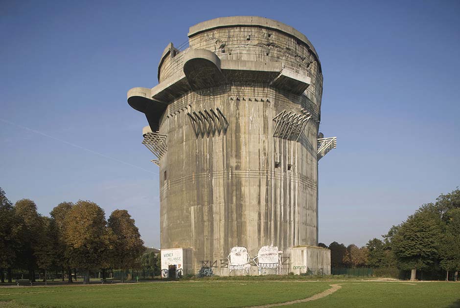 К числу характерных построек гитлеровского периода относятся и зенитные башни Люфтваффе. Огромные бетонные бункеры, вооруженные артиллерией ПВО, использовались для защиты от воздушных бомбардировок, для координации воздушной обороны и в качестве бомбоубежищ.