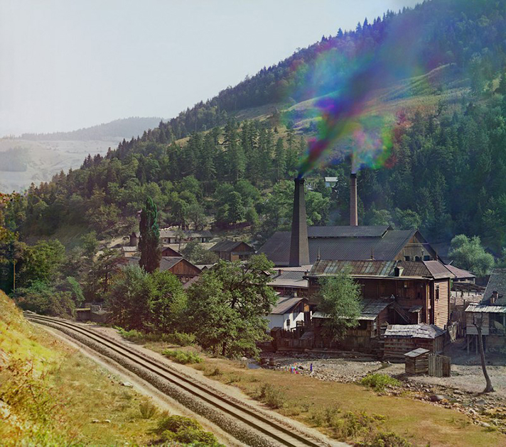 Стеклянный завод в Боржоме заработал в 1890 году. Снимок сделан в 1912 году в поселке Боржом Горийского уезда Тифлисской губернии. Сегодня это город Боржоми Боржомского муниципалитета Грузии. 