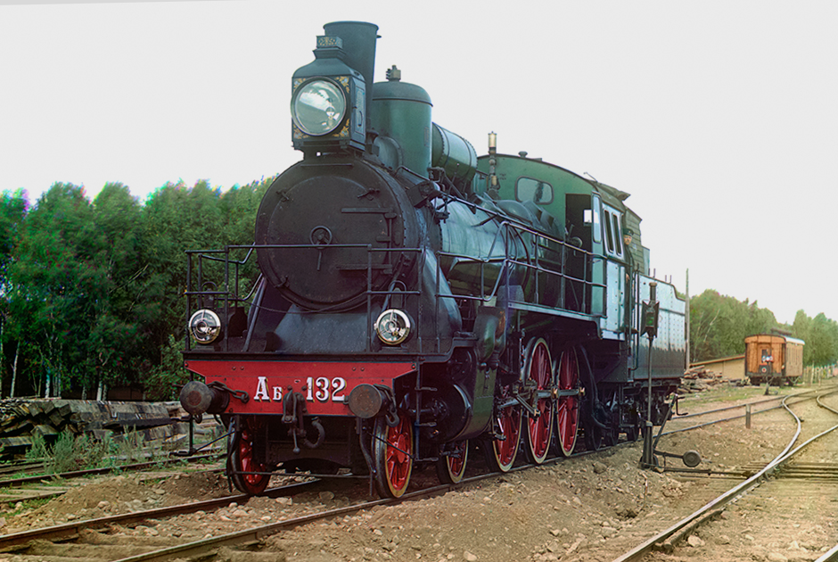 Паровоз Аб-132 (с 1912 года — Б-51) был изготовлен на Брянском заводе в 1909-м. До 1912 года паровозы серии «Аб» были самыми скоростными на российских железных дорогах — развивали скорость до 115 километров в час.

На дальнем плане вагон, в котором Прокудин-Горский путешествовал по Самаро-Златоустовской железной дороге. 
