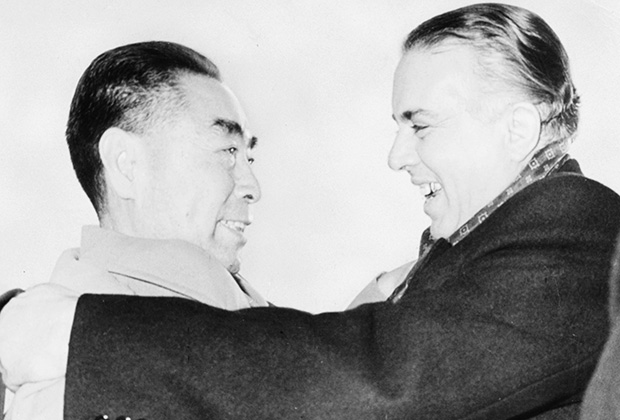 Албанский диктатор заключает в объятия китайского высокопоставленного чиновника Чжоу Эньлая