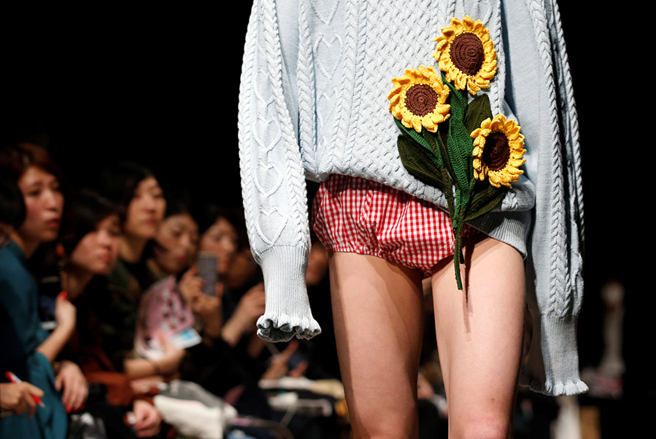 Японский мужчина может забыть надеть штаны, но цветы любимой всегда принесет — об этом позаботился малайский дизайнер Мото Гуо и его креативный партнер Киндер Энг. 
