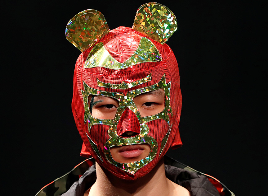 Мода, герои и рестлинг — по мнению Юкихеро Тешимы, нет более связанных между собой вещей. Поэтому на показах Yukihero Pro-Wrestling модели ходят в масках, как у профессиональных рестлеров, даже если драться не собираются.  