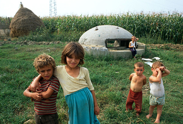 Албанские детишки играют у одного из бункеров Ходжи