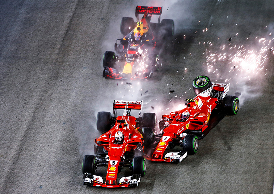 Фотожурналист Эндрю Хон, сотрудничающий с LAT Images, занял второе место в категории, посвященной спортивным событиям. На снимке запечатлена авария с участием гоночного болида Ferrari.