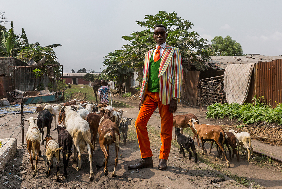 Фотожурналист-фрилансер Тарик Заиди получил второй приз в номинации «Портретная история» за серию фотографий «Саперы Браззавиля».


Осознанное копирование европейской моды со времен колонизированной Африки является способом поднять свой авторитет в обществе. Саперы — модники из африканского государства Конго. Эта особая субкультура денди имеет свой жаргон и символику, определяет внешний вид и даже походку членов сообщества. При общей экстравагантности все саперы — убежденные пацифисты, сосредоточенные на высказывании своего отношения к миру через костюм и аксессуары. 