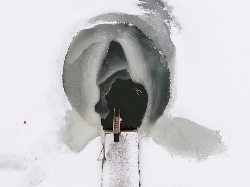 Сотрудник Helsingin Sanomat Сами Керо занял второе место в номинации «История повседневной жизни». Почетный приз ему принесла фотосерия «Ледяная дыра».