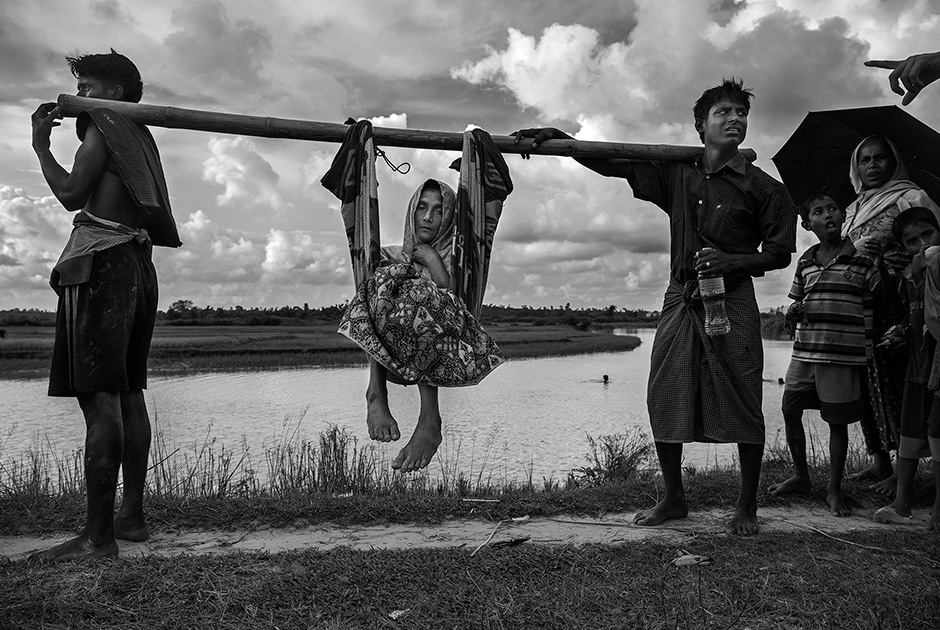 Еще один снимок из серии «Беженцы рохинджа бегут в Бангладеш, чтобы избежать этнических чисток», сделанный обладателем первого приза в одной из номинаций сотрудником Getty Images Кевином Фрайером.