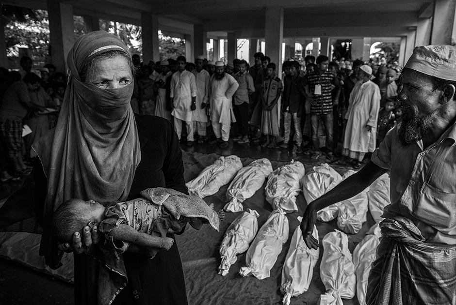 В последние несколько лет власти Мьянмы ведут геноцид народа рохинджа, называя эти спецоперации противодействием криминалу на территории государства. В сентябре 2017 года соседний Бангладеш, ставший основным убежищем рохинджа, законодательно ограничил маршруты передвижения беженцев специальными приграничными лагерями.


Этот эксклюзивный снимок — из одноименной серии фотографий Кевина Фрайера, получившего первый приз в категории «Новостная история» .