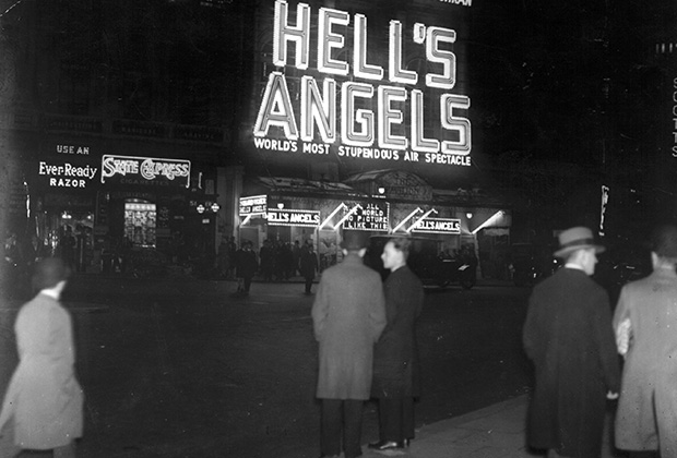Неоновая вывеска на кинотеатре в Вест-Энде недвусмысленно намекает, какой фильм был главным в американском прокате осенью 1930 года. 
