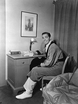 Кларк Гейбл в своей комнате. 1935 год.