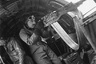 Капитан Кларк Гейбл на новой рабочем месте — за пулеметом в Boeing B-17. Большую часть военного времени голливудский актер занимался подготовкой новобранцев. 