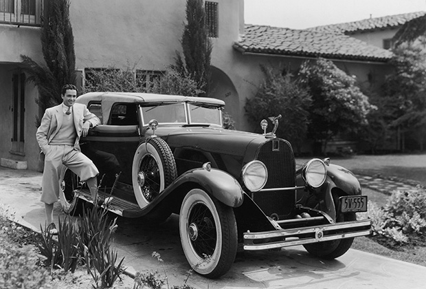Особняк в Беверли-Хиллз и роскошный спорткар на подъездной дорожке — за без малого 90 лет в образе жизни звезд Голливуда мало что изменилось. Только вот марка DuPont, выпустившая этот Phaeton, обанкротилась в том же 1931 году, когда была сделана эта фотография. Производителям люксовых товаров жилось в начале 30-х непросто. 