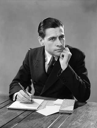 Эта фотография американца сделана около 1935 года. Вполне современный образ: двубортный пиджак, сорочка, галстук, перьевая авторучка. Лишь зачесанные назад и набриолиненные волосы выдают эпоху.