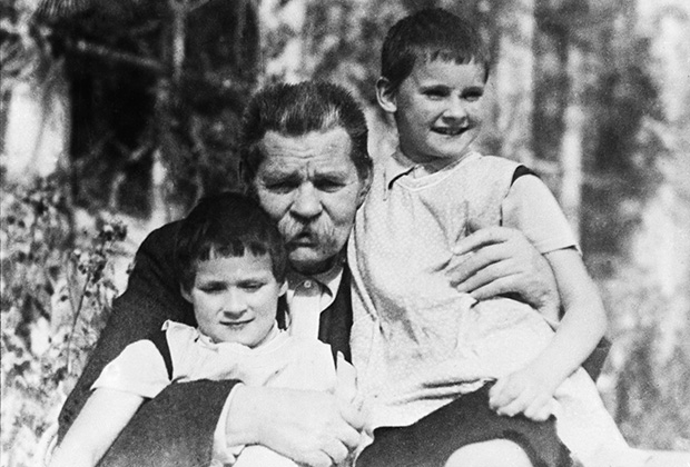 Максим Горький в Тессели с внучками