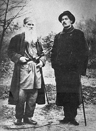 Лев Толстой (слева) и Максим Горький (справа)