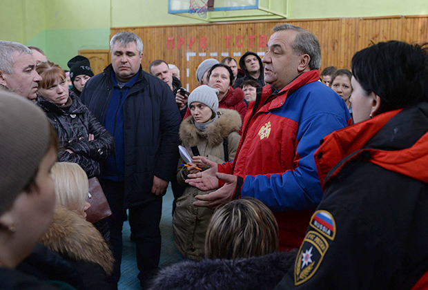 Министр МЧС РФ Владимир Пучков (справа) общается с родственниками пострадавших при пожаре в торговом центре «Зимняя вишня» в Кемерово.