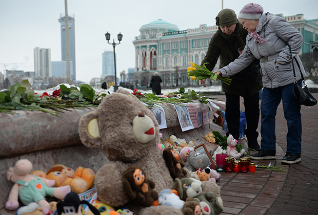 Мемориал погибшим в ТЦ «Зимняя вишня» на площади Труда в Екатеринбурге
