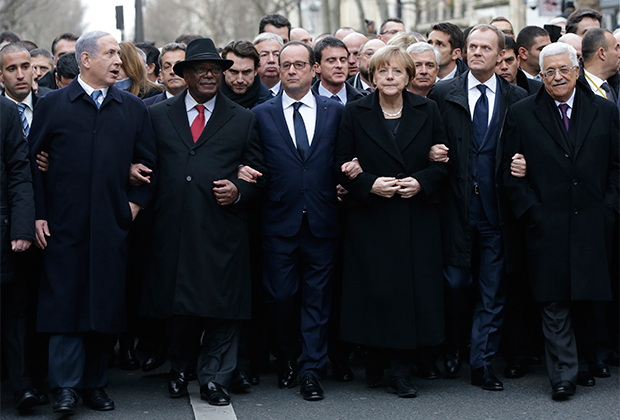 Президент Франции Франсуа Олланд (в центре) и главы других государств на марше солидарности в память о жертвах теракта в редакции еженедельника «Шарли Эбдо». 11 января 2015 года